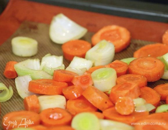 Нарезать морковь и 2 вида лука. Полить маслом, посолить, выложить на противень и запекать 30 минут при температуре 220°С.