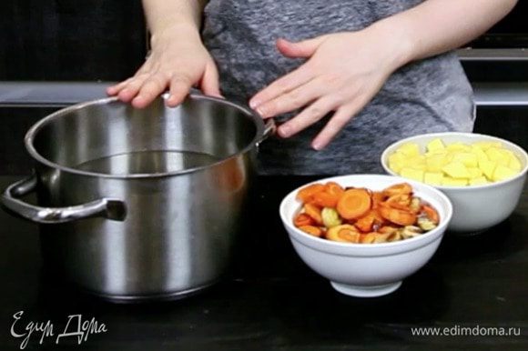 Переложить овощи в кастрюлю, добавить картофель и залить водой. Довести до кипения, убавить огонь и варить суп 20 минут без крышки.