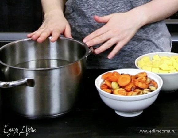 Переложить овощи в кастрюлю, добавить картофель и залить водой. Довести до кипения, убавить огонь и варить суп 20 минут без крышки.