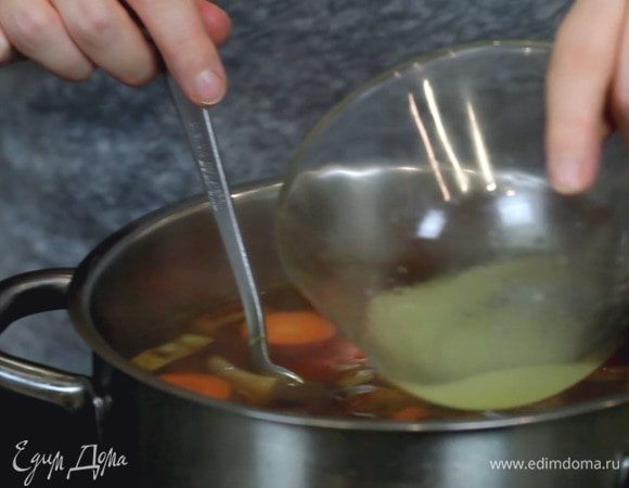 Снять с огня, добавить пасту мисо и сок лимона.