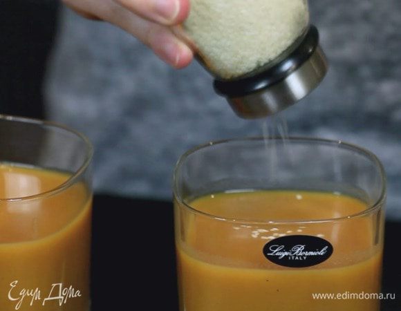 Взбить суп блендером, при желании дополнительно протереть через мелкое сито. В конце добавить приправы по вкусу. Подавать с зелёным луком и кунжутом.