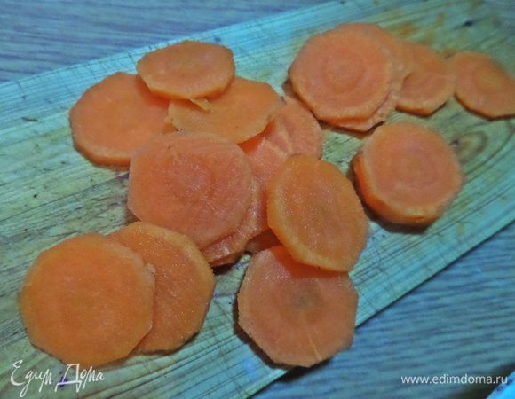 Морковь разрезать на кружочки.