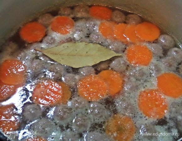 В кипящую воду отправляем фрикадельки, морковь, лаврушку, приправы с солью и перцем.