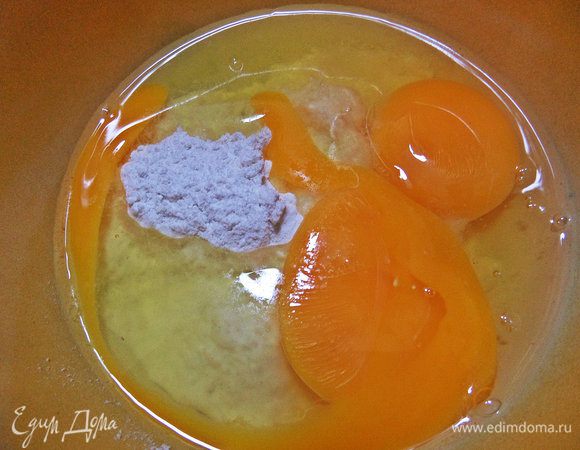 Для роллов делаем блинное тесто: вбиваем яйца в муку.