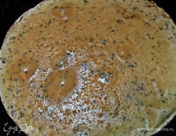 Наливаем немного теста на сковороду с маслом.