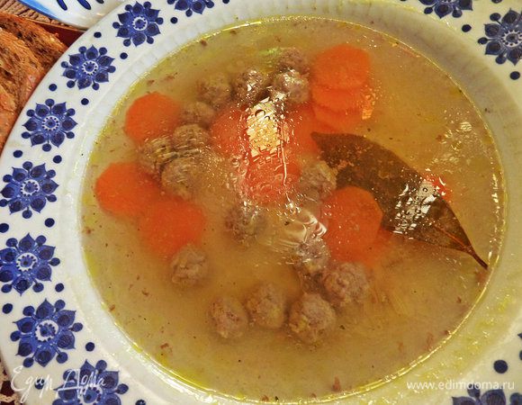 Наливаем бульон в тарелку.