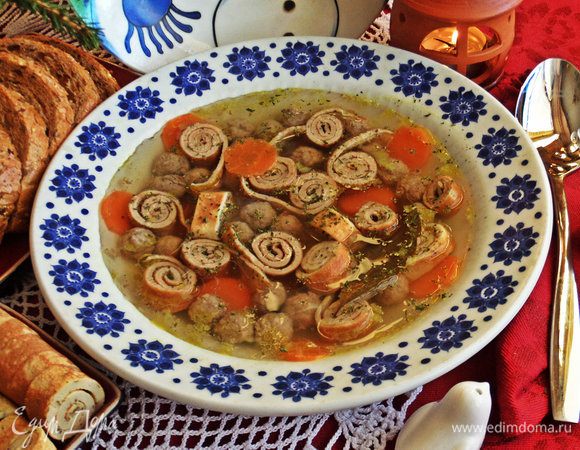 Каждому на порцию кладём несколько блинных роллов. Они мгновенно пропитаются супчиком и всё вместе очень вкусно!