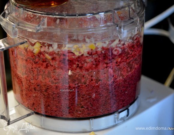 Затем добавить клюкву. Порубить все вместе насадка нож. Добавить остатки меда или, как вам нравится, по вкусу.