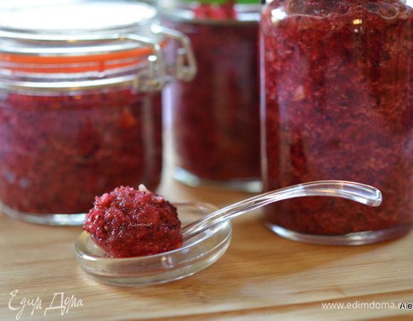 Со стенок соскребсти все перемешать с общей массой. Разлить по чистым емкостям, у меня вышло 3 баночки. Хранить в холодильнике.
Подаем с чайком. Или можно просто ложку, две каждый день вечером для профилактики. 