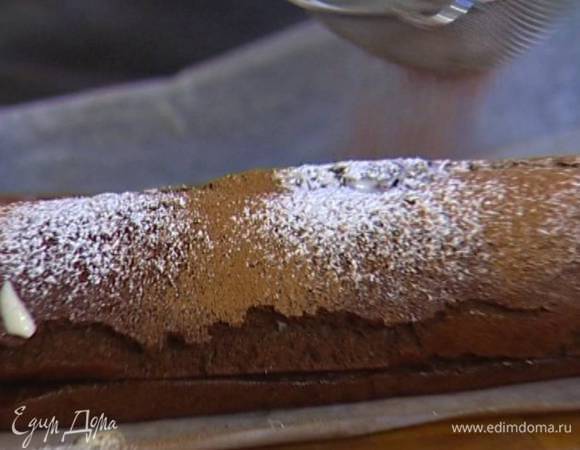 Охлажденный рулет присыпать оставшейся сахарной пудрой и какао. 