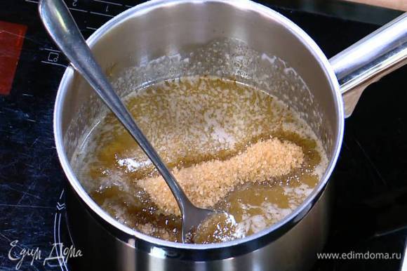 Сливочное масло поместить в небольшую кастрюлю, добавить сахар, влить солодовый и сахарный сироп, ванильный экстракт и прогревать все на медленном огне, пока сахар не растворится.