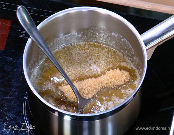 Сливочное масло поместить в небольшую кастрюлю, добавить сахар, влить солодовый и сахарный сироп, ванильный экстракт и прогревать все на медленном огне, пока сахар не растворится.