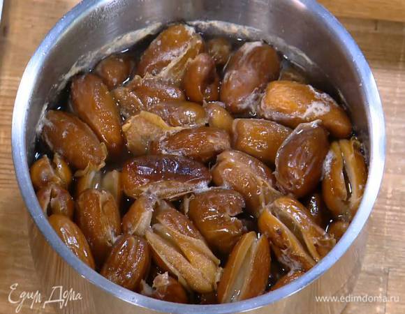 Финики выложить в кастрюлю, залить водой так, чтобы они были покрыты, на небольшом огне довести до кипения и варить 1–2 минуты, чтобы финики набухли.