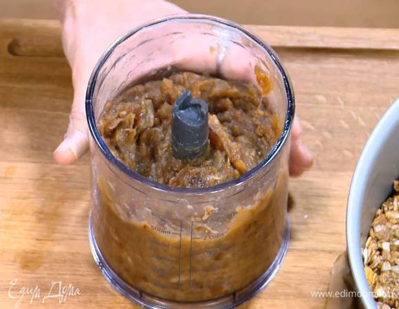 Финики без жидкости взбить блендером в пюре.