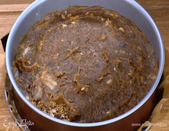 Измельченные финики тонким слоем равномерно выложить на овсяный корж.