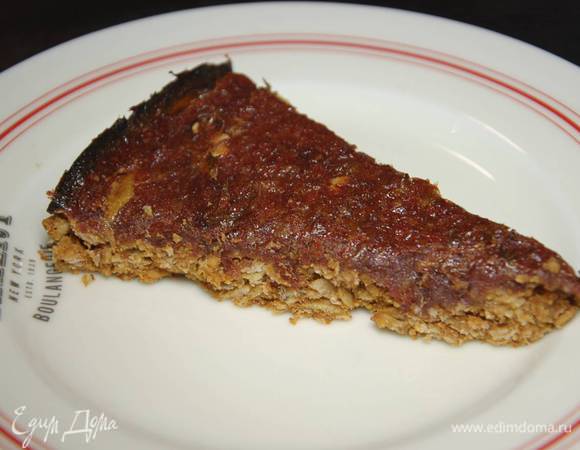 Выпекать пирог в разогретой духовке 25–30 минут.