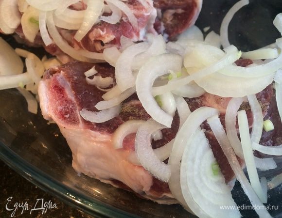 Лук нарежьте полукольцами и выложите поверх мяса.