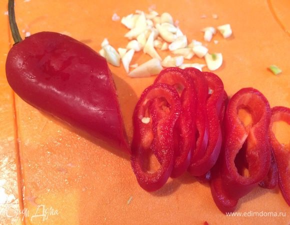 У болгарского перца удалите семена и нарежьте на кусочки, порубите чеснок, острый перец нарежьте колечками.