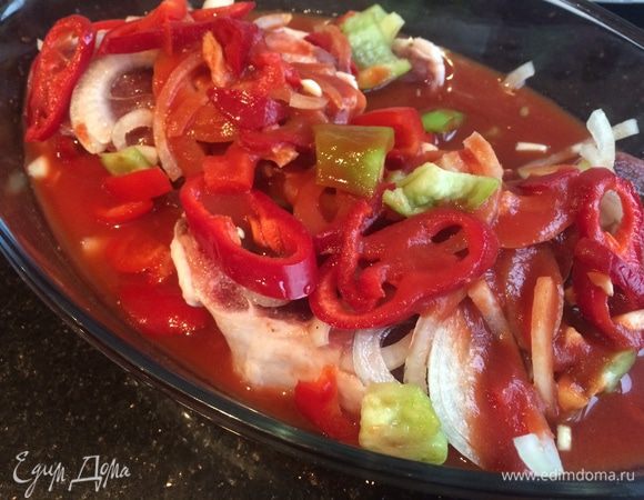 Добавьте к мясу и залейте томатным соком.