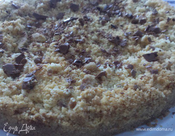 Ставим в разогретую до 190°С духовку примерно на 25-30 минут, сверху пирог должен стать золотистым. Достаем, даем остыть. Достаем из формы, нарезаем, посыпаем шоколадной стружкой или сахарной пудрой. 
