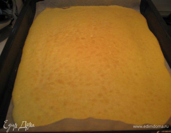 Выпекать около 15 минут, все зависит от вашей духовки, мой бисквит был готов уже через 12 минут. Бисквит должен пружинить при нажатии и подрумяниться. Важно его не пересушить, иначе сложно будет свернуть.