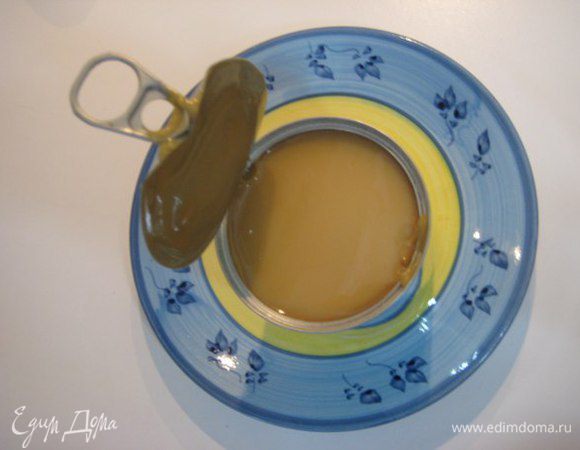 Отварить сгущеное молоко 1,5 часа. Если у вас уже готовая, подогреть ее перед нанесением на рулет.