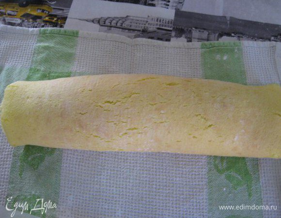 Завернуть в рулет. Завернуть в бумагу для выпечки, а затем в полотенце, оставить до полного остывания. 
Я убрала на балкон, у нас сейчас около 0°C и он остыл быстро.