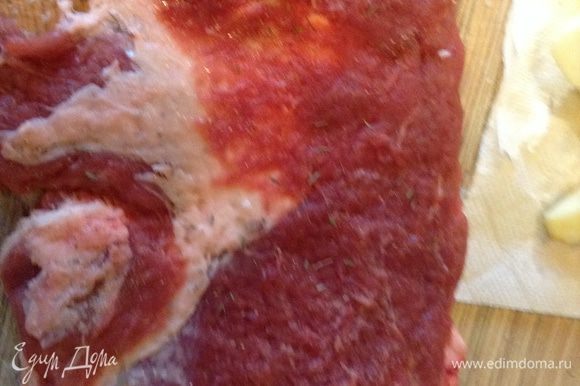 Мясо разрезать пополам, оставив около 1-2 см развернуть, как книжку, покрыть пленкой и отбить.