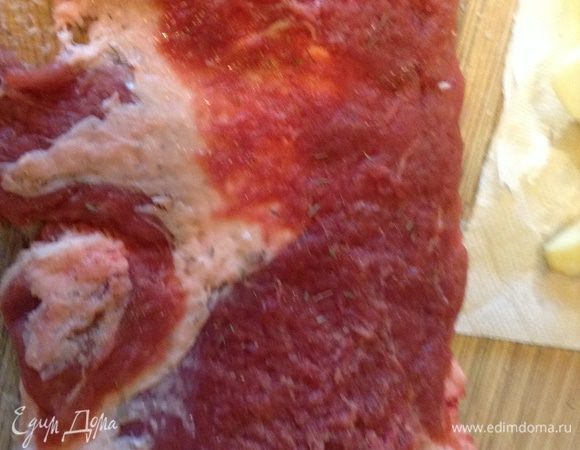 Мясо разрезать пополам, оставив около 1-2 см развернуть, как книжку, покрыть пленкой и отбить.