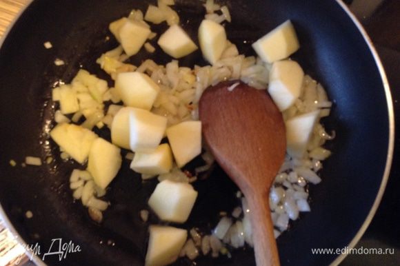 Лук нарезать мелко и чеснок немного потушить, добавить нарезанное на кусочки яблоко, потушить до мягкости.