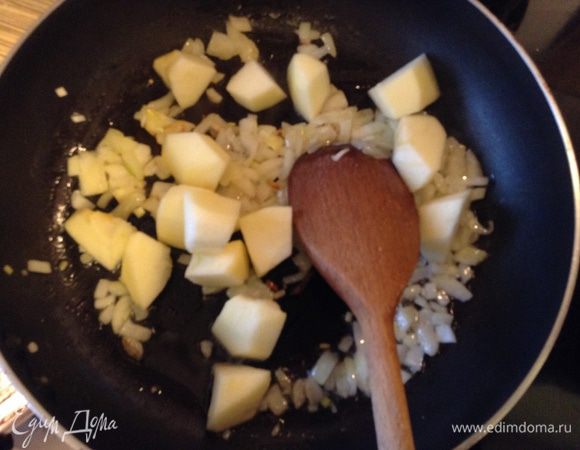 Лук нарезать мелко и чеснок немного потушить, добавить нарезанное на кусочки яблоко, потушить до мягкости.