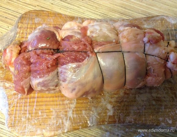 Духовку разогреть до 220°C, батон нарезать на кубики, посолить, сбрызнуть маслом, поставить в духовку, сделать сухарики. Сложить яблоки с луком и сухариками, пробыть блендером. Мясо заранее поперчить, посолить, выложить начинку, свернуть рулет, завязать бечевкой, смазать горчицей или присыпать лимонной цедрой.