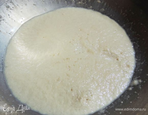 Молоко подогреть. В теплое молоко (100 г) добавить сахар и сухие дрожжи. Оставить на несколько минут, пока дрожжи не поднимутся пышной «шапочкой».