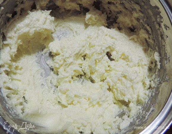 Размягченное масло взбить с сахаром до кремообразного состояния. Можно добавить щепотку ванилина или пакетик ванильного сахара. Не обязательно добиваться, чтобы сахар полностью растворился.