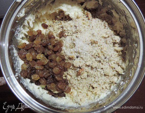 Добавляем к полученной массе молотые орехи, корицу (по желанию) и промытый изюм.