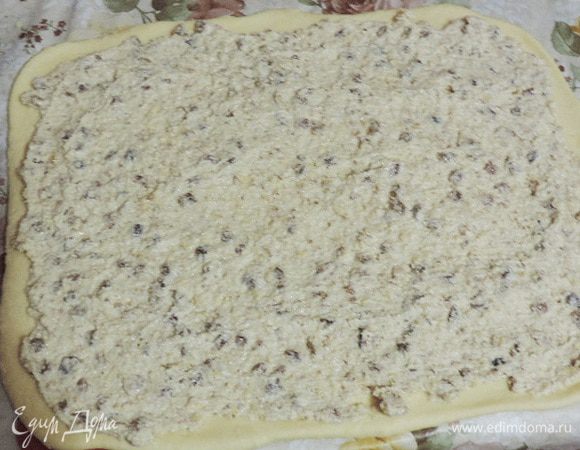 Тесто раскатать в пласт примерно 30х40 см. Смазать его масляным кремом.