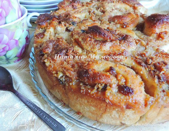 После расстойки пирог залить половиной сладкого молока и поставить в разогретую до 180°C духовку. Выпекать 15 минут, затем вынуть пирог, залить оставшимся сладким молоком и выпекать еще 15 минут до золотисто-румяного цвета. 
Получается румяный и аппетитный красавец!