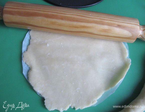 Тесто вынуть из холодильника. Раскатать тесто для донышка пирога (я это делаю на бумаге для выпечки, вырезанной уже по размеру донышка формы). Срезать излишки теста по краям. Из срезанного теста можно сделать грибочки.