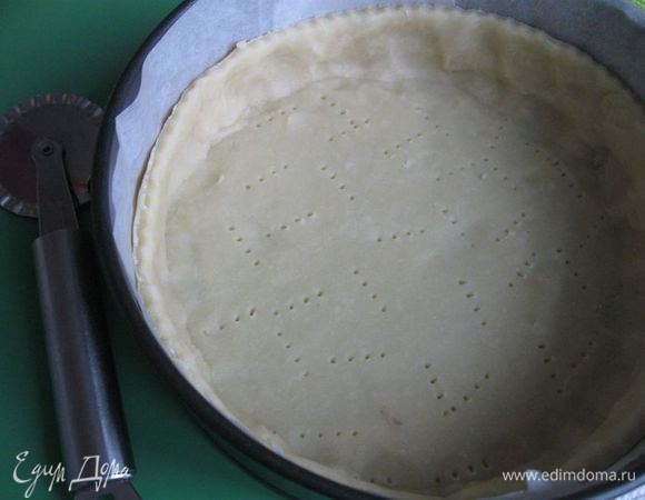 Поместить в форму. Из бумаги для выпечки сделать бортики для формы. Сформировать бортики из теста. Проколоть вилкой тесто в некоторых местах. Отправить форму с тестом в холодильник на 15-20 минут. Тем временем сделать грибки из теста, использовав для шляпок, частично для ножек (более светлый тон) порошок какао. Нижнюю часть ножек грибков окунуть в мак. Убрать в холодильник. 
