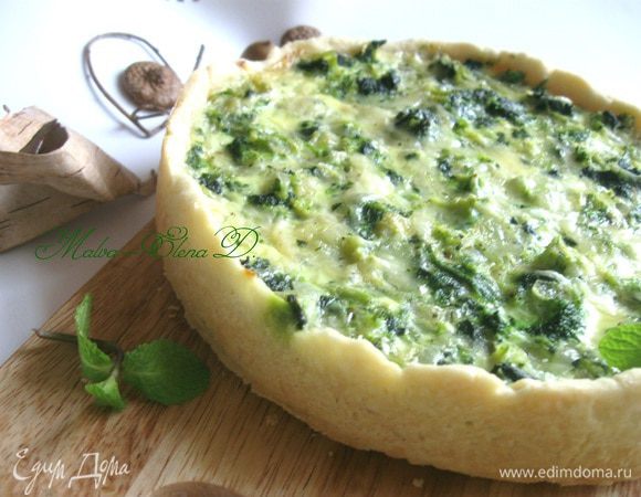 А это — киш с брокколи, шпинатом, моцареллой и тертым пармезаном.
Приятного аппетита!