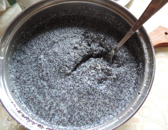 Первым делом займемся начинкой. Молоко, мак, манку, сахар и сливочное масло, нарезанное кубиками, сложить в сотейник. На слабом огне довести до кипения при постоянном помешивании. Когда масса закипит — снять сотейник с огня.