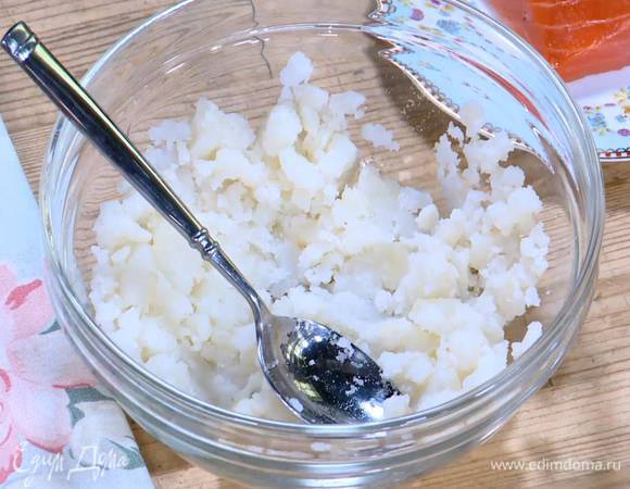 Картофель почистить и отварить, затем размять толкушкой.
