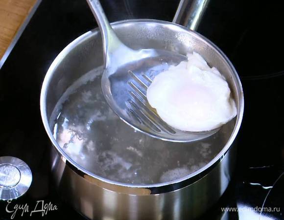 Приготовить яйца пашот: в небольшой кастрюле вскипятить воду, добавить уксус, с помощью венчика сделать маленький водоворот и в центр воронки вылить яйцо. Убавить огонь и варить 2–3 минуты, затем шумовкой выложить яйцо на тарелку. Так же приготовить второе яйцо.