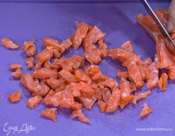 Всю рыбу нарезать маленькими кубиками.