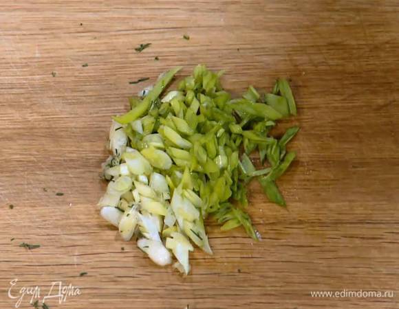 Зеленый лук тонко порезать наискосок.