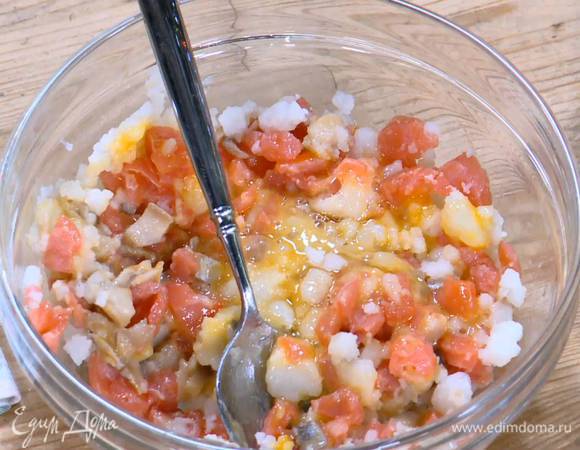 Размятый картофель соединить с нарезанной рыбой, добавить сырое яйцо, измельченную зелень и все перемешать.