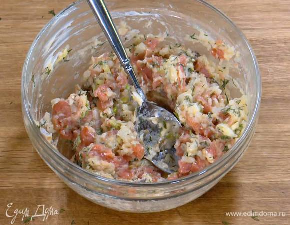 Предварительно размягченное сливочное масло добавить в картофельно-рыбную массу и перемешать.