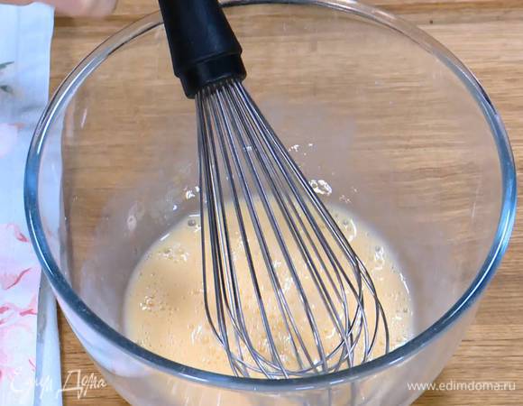 Оставшееся сырое яйцо перемешать с молоком.