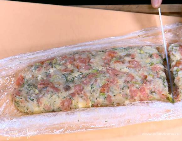 Охлажденный фарш порезать на небольшие пальчики, обмакнуть каждый в яично-молочную смесь и обвалять в сухарях.