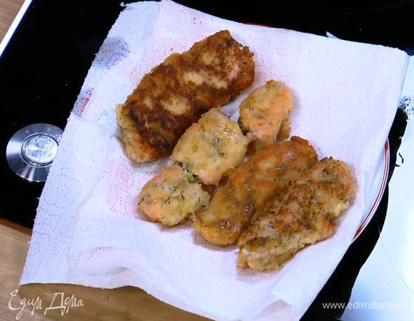 Разогреть в сковороде оливковое масло и обжарить пальчики со всех сторон до золотистого цвета, затем выложить на бумажное полотенце, чтобы удалить излишки жира.